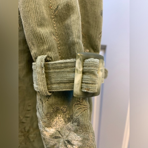 Well tailored and gorgeous corduroy trench coat with embroidery - Picture 6 of 15